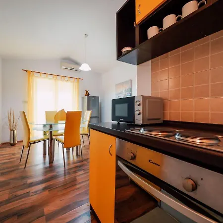 Apartman Lovely With Swimming Pool