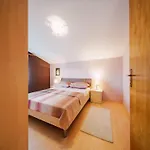 Charming 2-bed Apartman Ljubač