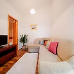 Charming 2-bed Apartman Ljubač