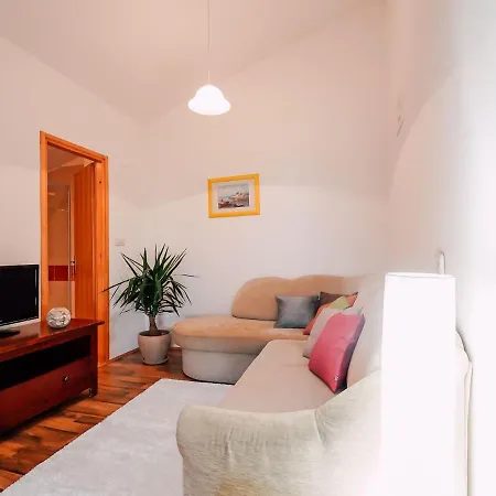Lovely With Swimming Pool Apartament Ljubač