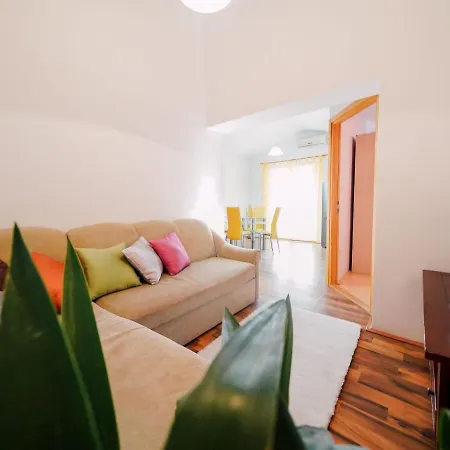 Lovely With Swimming Pool Apartament *