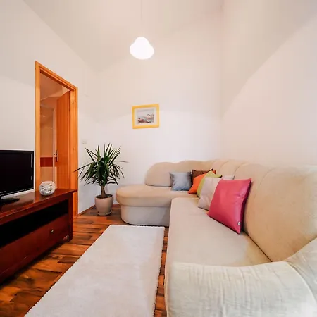 Charming 2-bed Apartament Ljubač