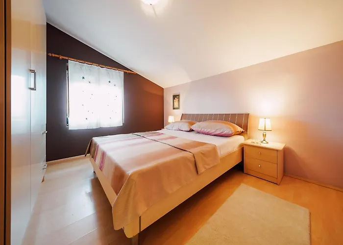 Апартаменты Charming 2-bed Любач
